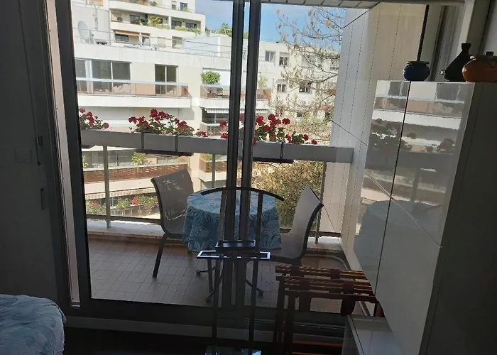 Chambre tv balcon sdb privatifs dans appartement de 110m2