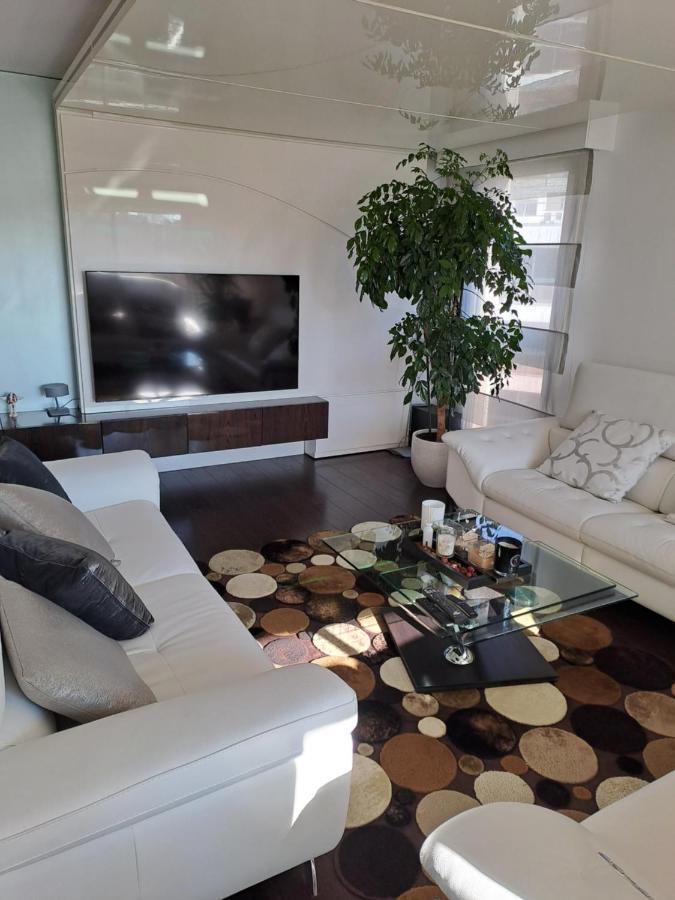 Homestay Parisian Sparkle Retreat